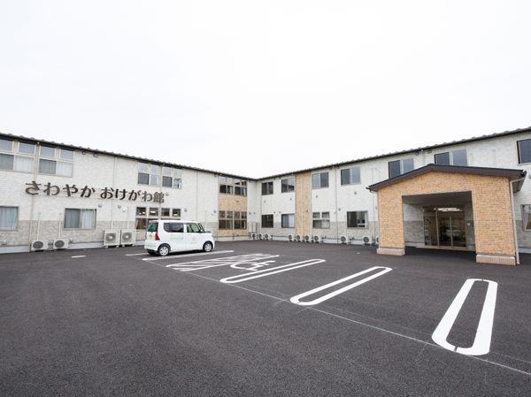 ゆったりとした駐車場の建物