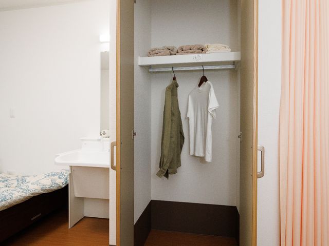 居室のクローゼット クローゼット 広々とした使い勝手のよい居室の収納です。日々の生活で必要な衣服やリネン類を整えやすい設計になっており、快適にお過ごしいただけます。