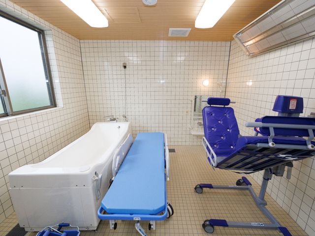 清潔感のある浴室 介護浴槽 広々とした浴室は使いやすい設備が整い、快適な入浴をサポートします。車椅子利用に適した移乗ベッドも完備しております。