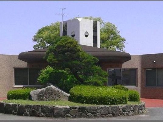 緑に囲まれた建物外観  