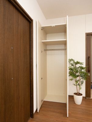居室の開いたクローゼット