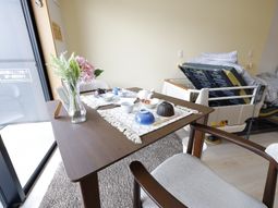 居室のテーブルとベッド