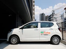 白い車と建物外観