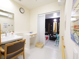 手すり付き清潔な浴室