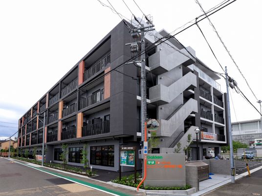 現代的な建物の外観