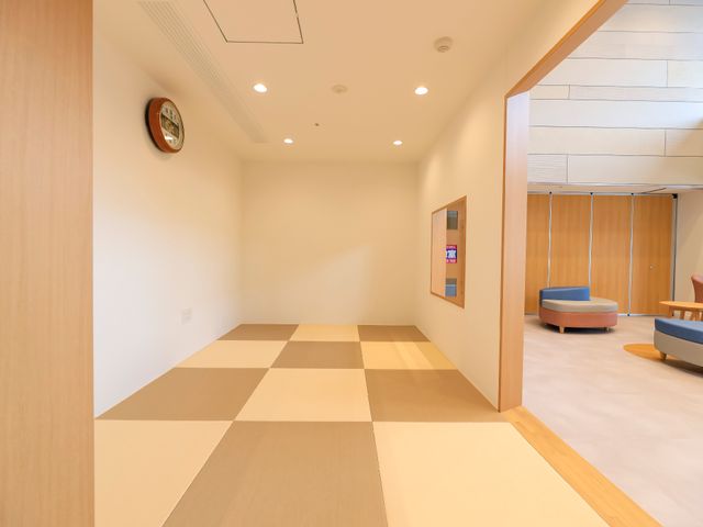 明るい廊下とラウンジ