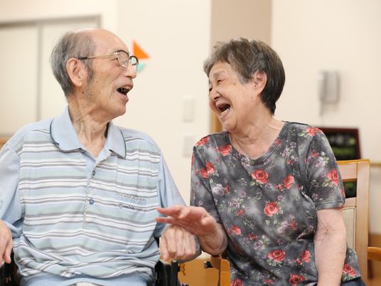笑顔で会話するご夫婦
