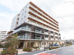 現代的な多階建て施設外観