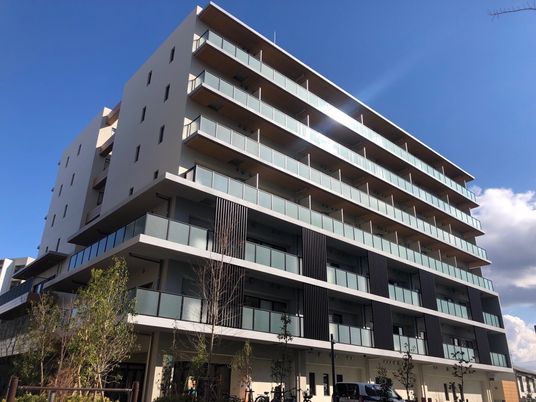 モダンな建物の外観