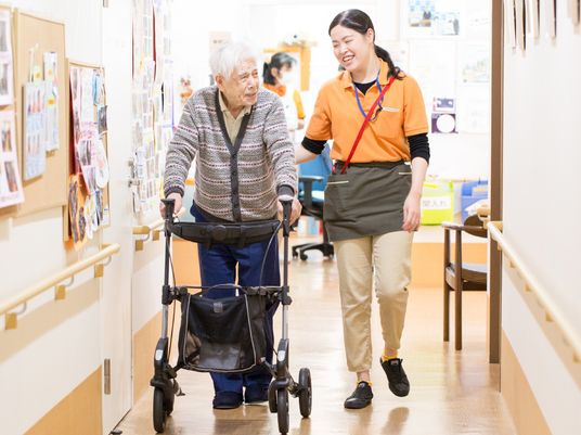 廊下を歩くスタッフと利用者