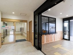 明るいエントランスの様子