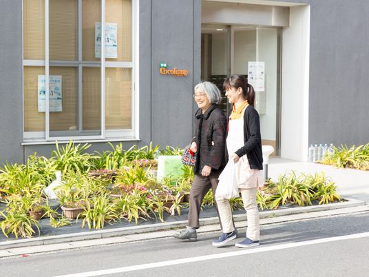 笑顔の二人散歩道頭上