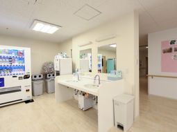 清潔な洗面所と自動販売機