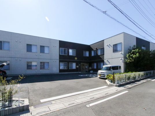 日の当たる明るい外観