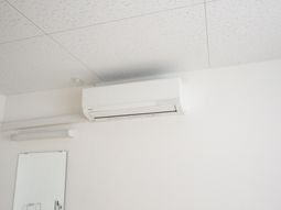 壁に設置されたエアコン