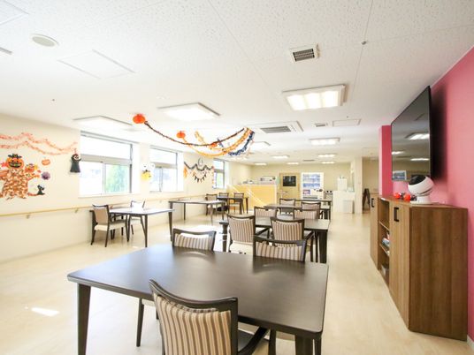 装飾のある明るい食堂