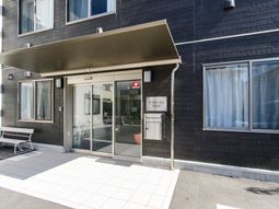 明るいエントランス外観