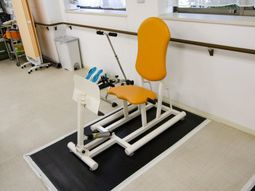リハビリ機器が設置された部屋
