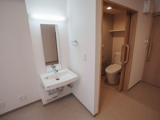 清潔な洗面・トイレ設備