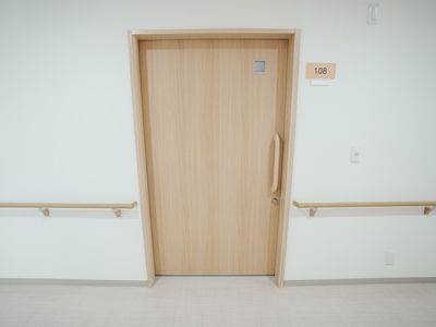 居室のドアと手すり