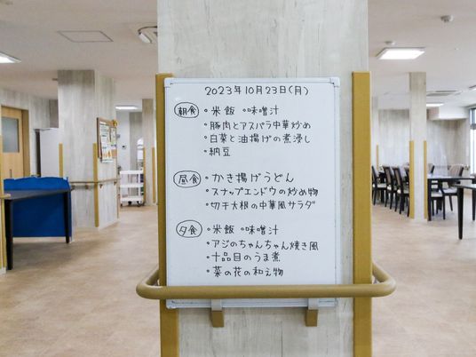 掲示物がある廊下