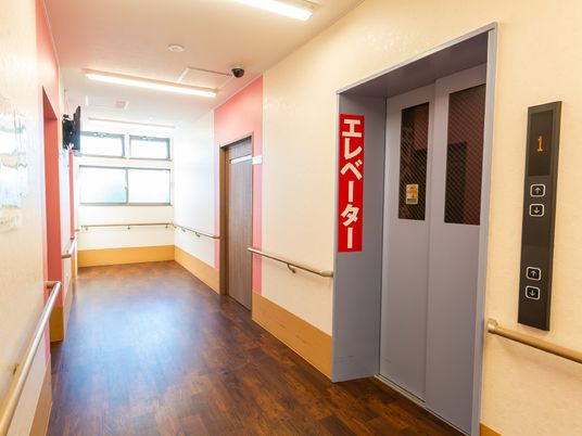 廊下とエレベーター
