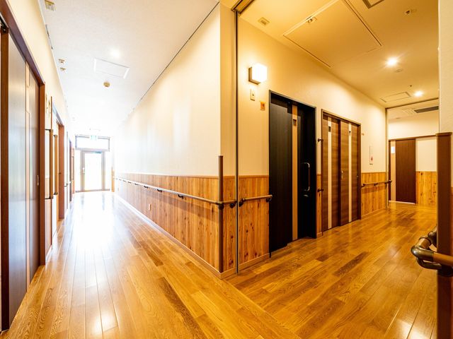 綺麗で快適な職場環境 廊下 清潔感溢れる広々とした通路でのお仕事。使いやすい手すりが配置され、安心してご利用いただけます。