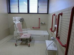 介護用の清潔な浴室
