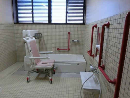 介護用の清潔な浴室