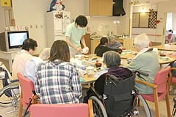 誰かが作業するダイニングルーム