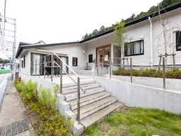 白い建物と階段の外観