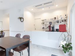 明るい空間の食堂