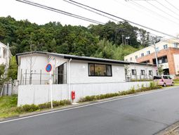 自然に囲まれた建物外観