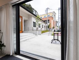 明るいエントランス風景