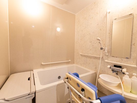 手すりが多数設置され、床に滑りにくい床材が使用されている浴室