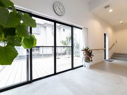 明るい空間のエントランス