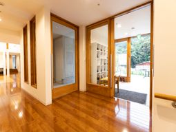 広々した廊下と窓