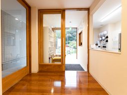 明るい廊下と受付