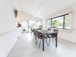 明るいダイニング空間