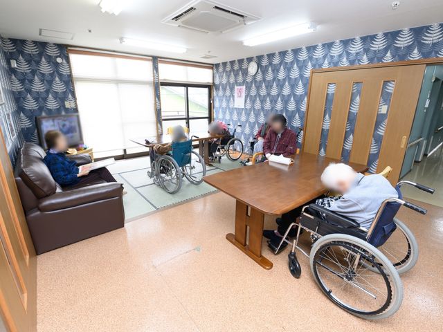 共有スペースでのひと時 共有スペース 広々としたラウンジでは、読書やテレビ鑑賞をゆったりと楽しむ姿が見られます。皆さんがリラックスして時間を過ごせる場です。