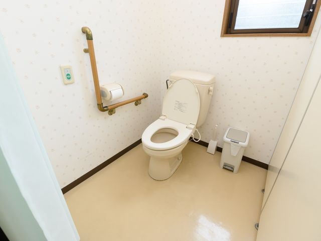 手すり付きトイレ空間 トイレ 安全に配慮されたバリアフリートイレです。手すりが設置され、安心してお使いいただける環境が整っています。