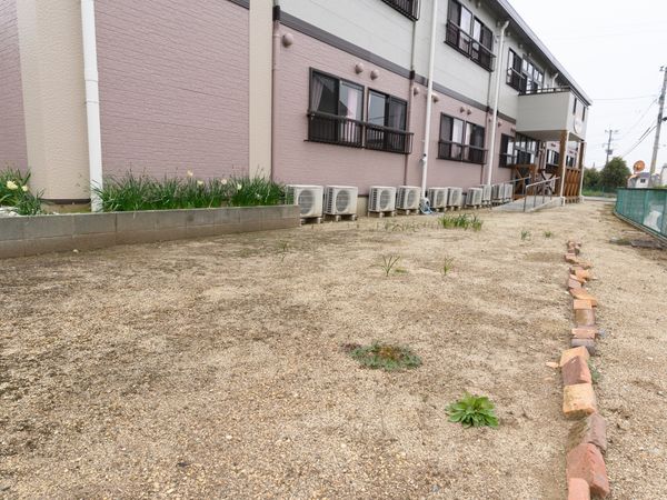 建物外観と庭の風景