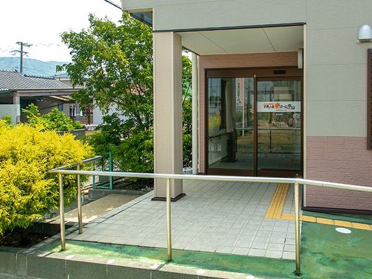 緑に囲まれた玄関  