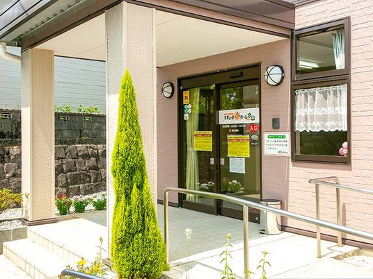 明るい入口の玄関  