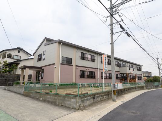 ゆったりとした外観の建物