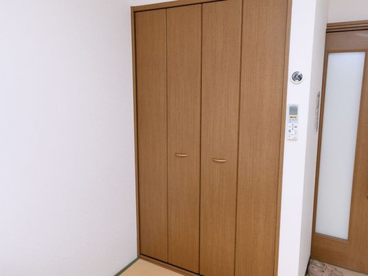 茶色い洋室のクローゼット