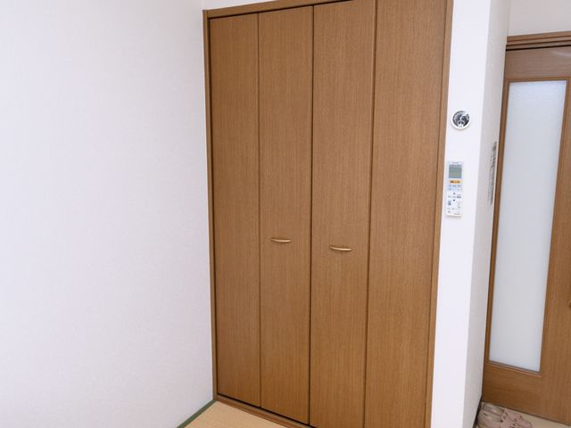 茶色い洋室のクローゼット 収納 ゆとりの収納空間を備えた洋室です。快適な私物の整頓が行える環境が整っています。