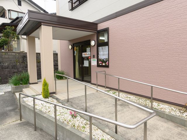 ピンクの壁のエントランス エントランス 手すり付きのきれいな入り口です。ゆったりとしたアプローチで、どなたでも安心してお入りいただけます。