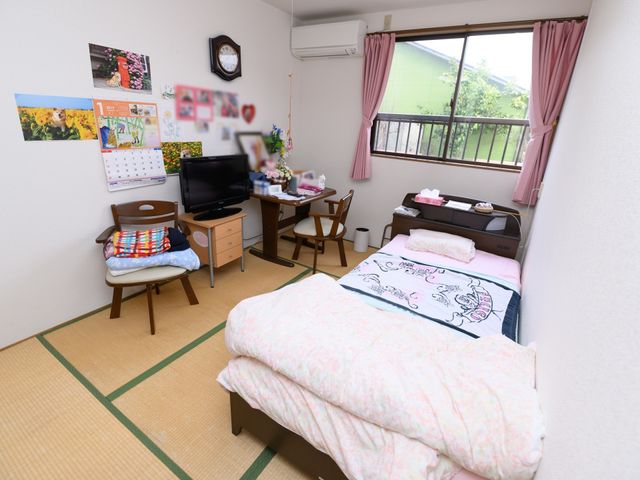 和室の居室風景 居室 床の畳と柔らかな光が心地良い清潔な居室です。個々の生活空間が尊重され、快適にお過ごしいただける環境が整っています。