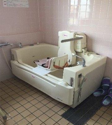 介助しやすい浴槽設備